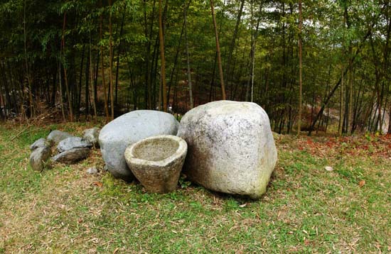 조선당 앞에는 군더더기 없이 단촐 한 바위와 절구가 놓여 있다. 큰스님의 청빈한 삶 또한 이처럼 깔끔했었을 듯하다. 